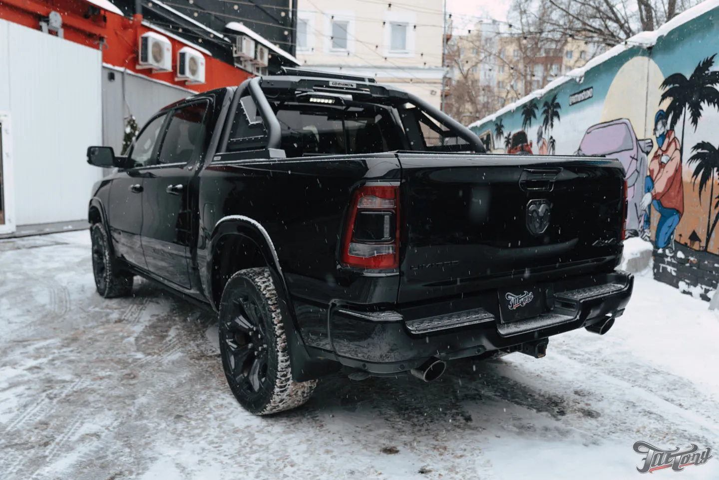 Установка модулей дальнего света Rigid, новая выхлопная система и химчистка салона для RAM 1500